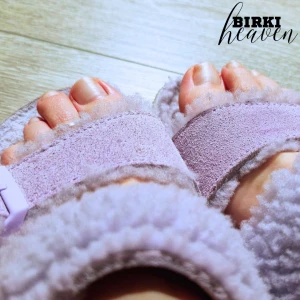 Toes without varnish an expression of naturalness i think it makes a