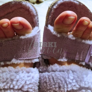 Toes without varnish an expression of naturalness i think it makes a part 2