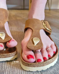 Do you like it when i spread my toes far and you can look between them