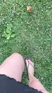 Tesoro qui fa tanto caldo vieni a a massaggiarmi i piedi