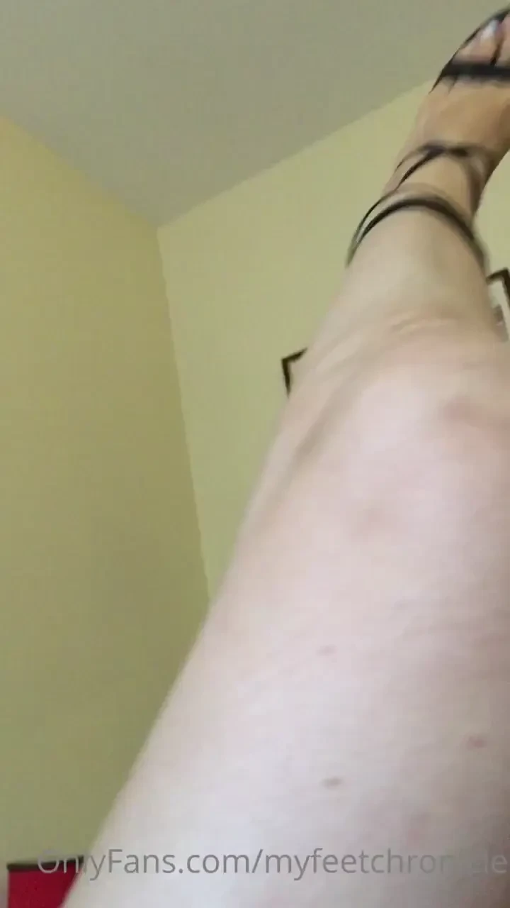 I like watching my sexy feet playing slowly in heels this gets me 