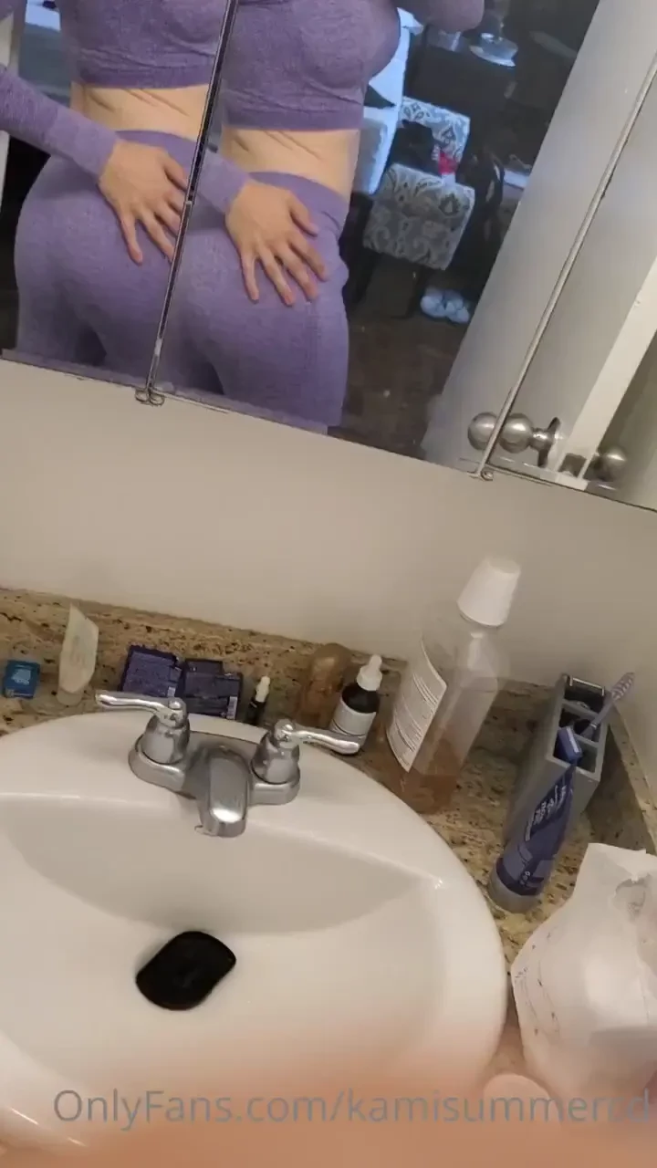 If you re my boyfriend you re obligated to touch my butt at least once 