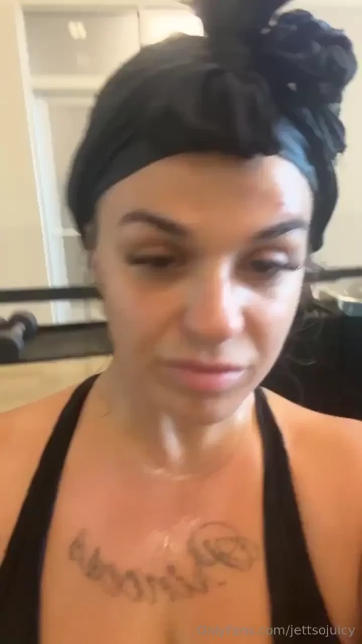 Free thirst trap teaser for the end of the month dm me for the nude 