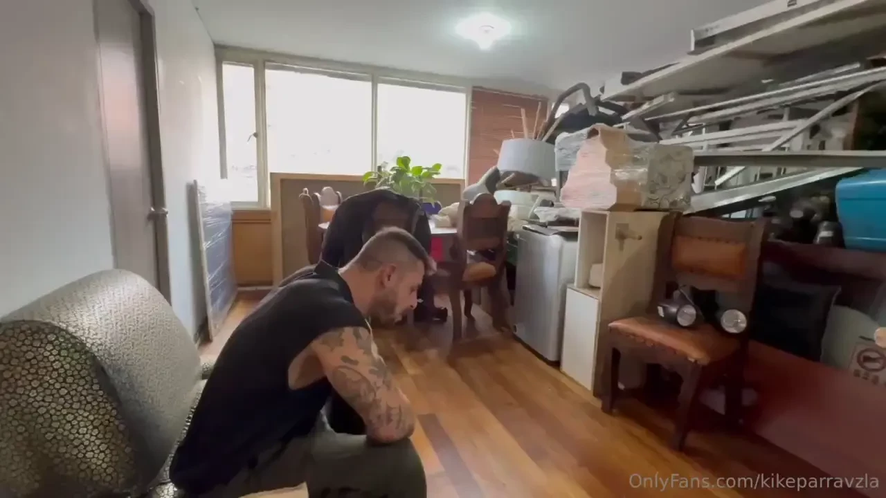 No le gust que le rayara el suelo y tuve que follarlo para que no 