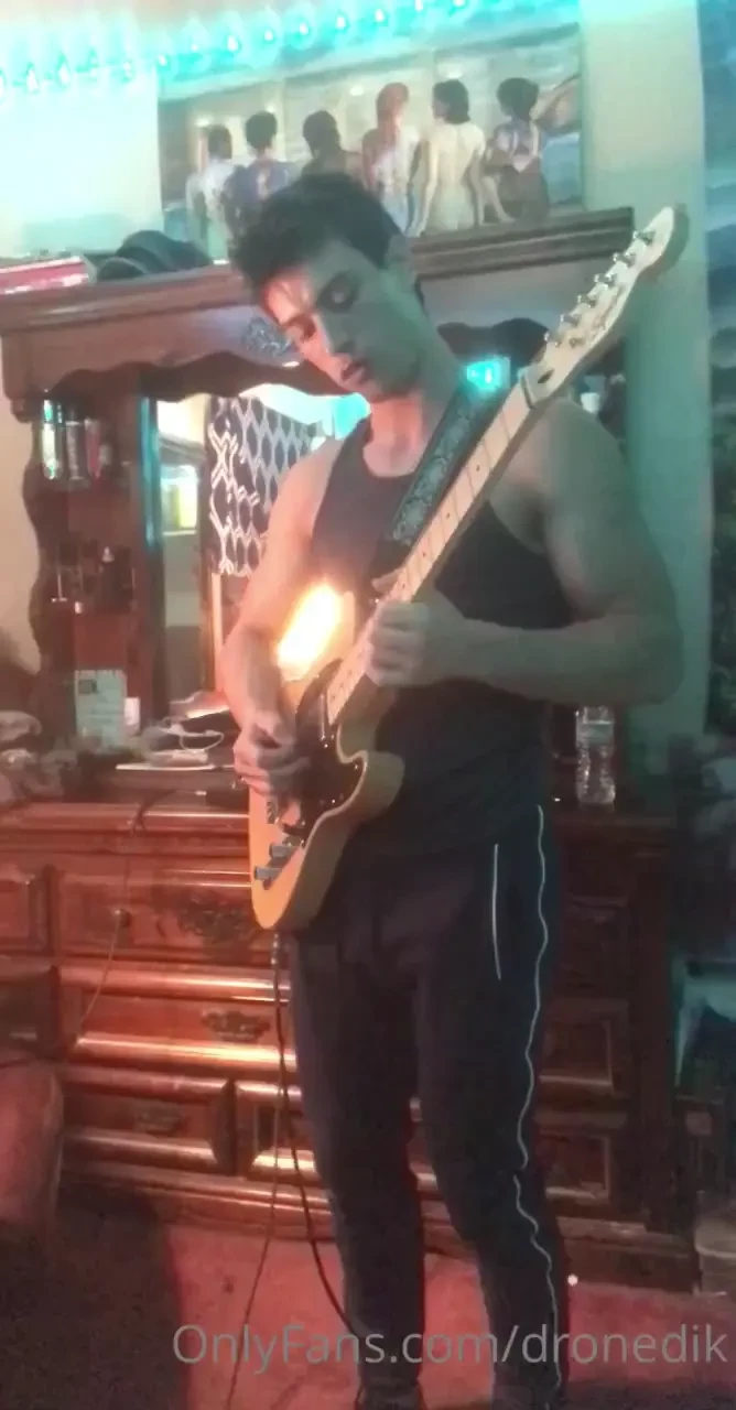 Wishing everyone a lovely ass day just wanted to share a guitar video 