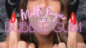 Middle fingers amp bubble gum - i can see why my middle finger is so