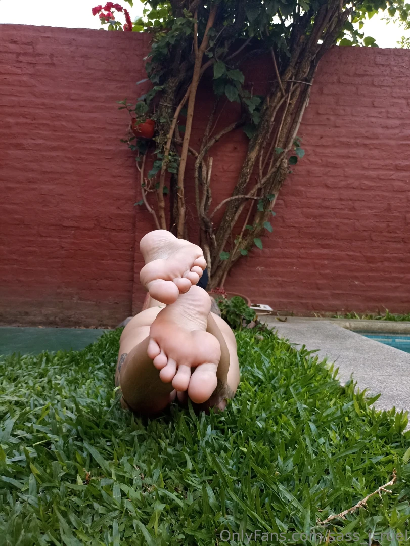 You re just a man wanting to kiss my feet 
