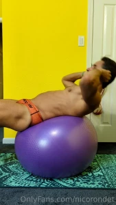 nicorondet - Abs series 4 using a stability ball allows you to go further in 