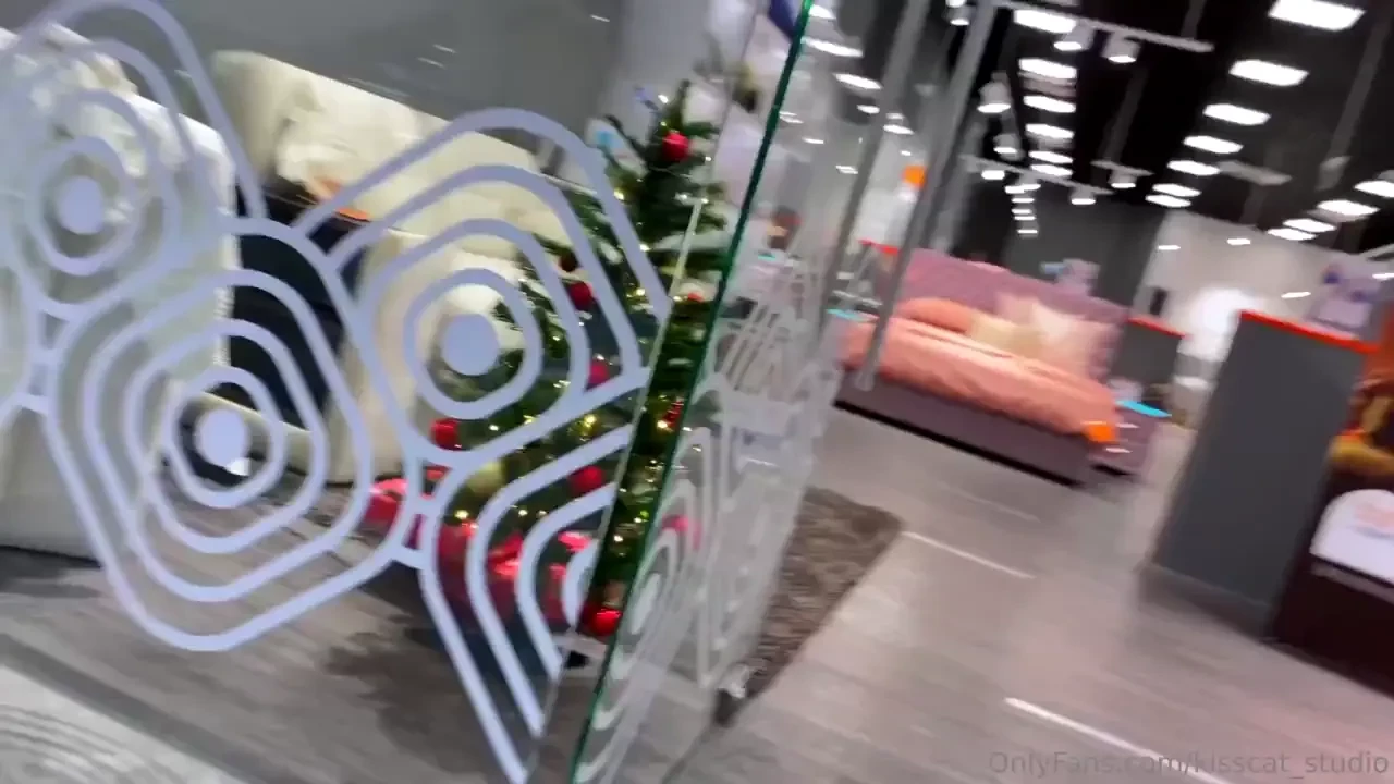 Amp i was walking around the mall and was very hungry approaching a 