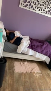 Mi amiga me despierta chupandome la conchita si si asi me levanto