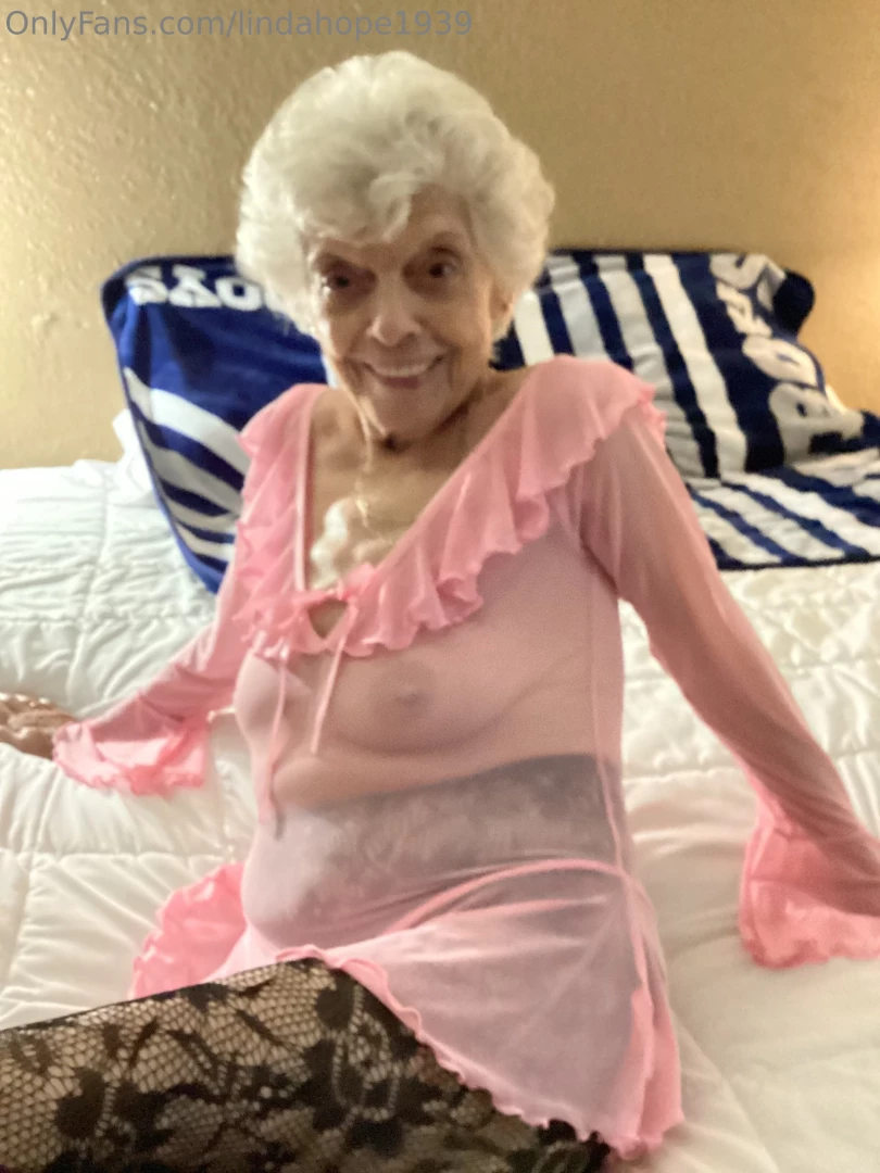 Craving attention tonight think you can handle me honey dm me and let 