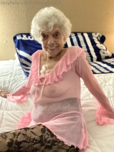 Craving attention tonight think you can handle me honey dm me and let