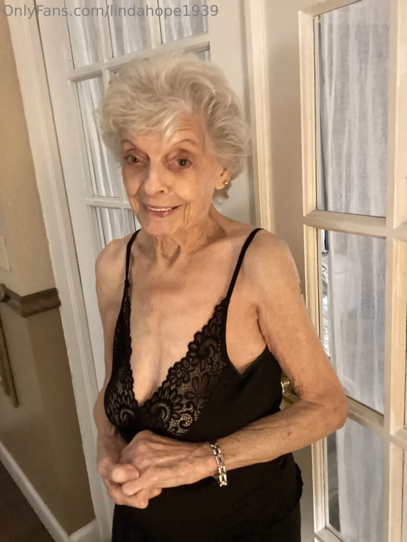 Who knew grandmas could look this good 