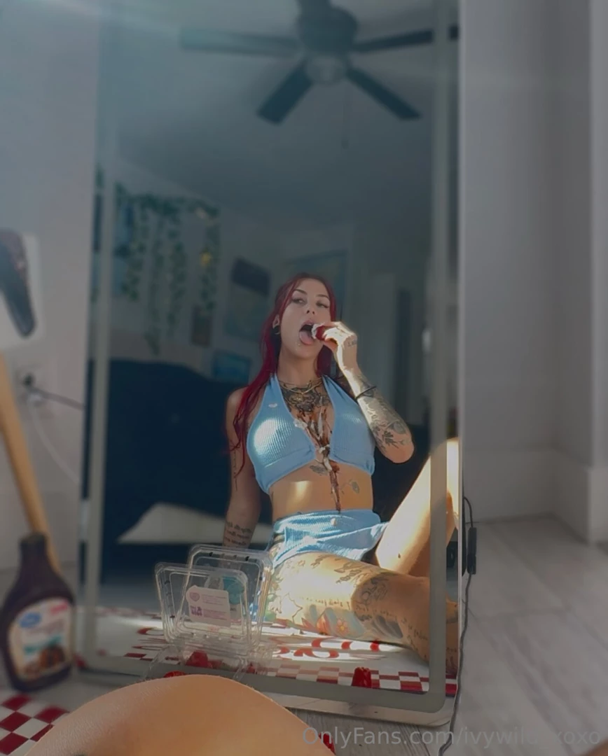 Chocolate and strawberries 