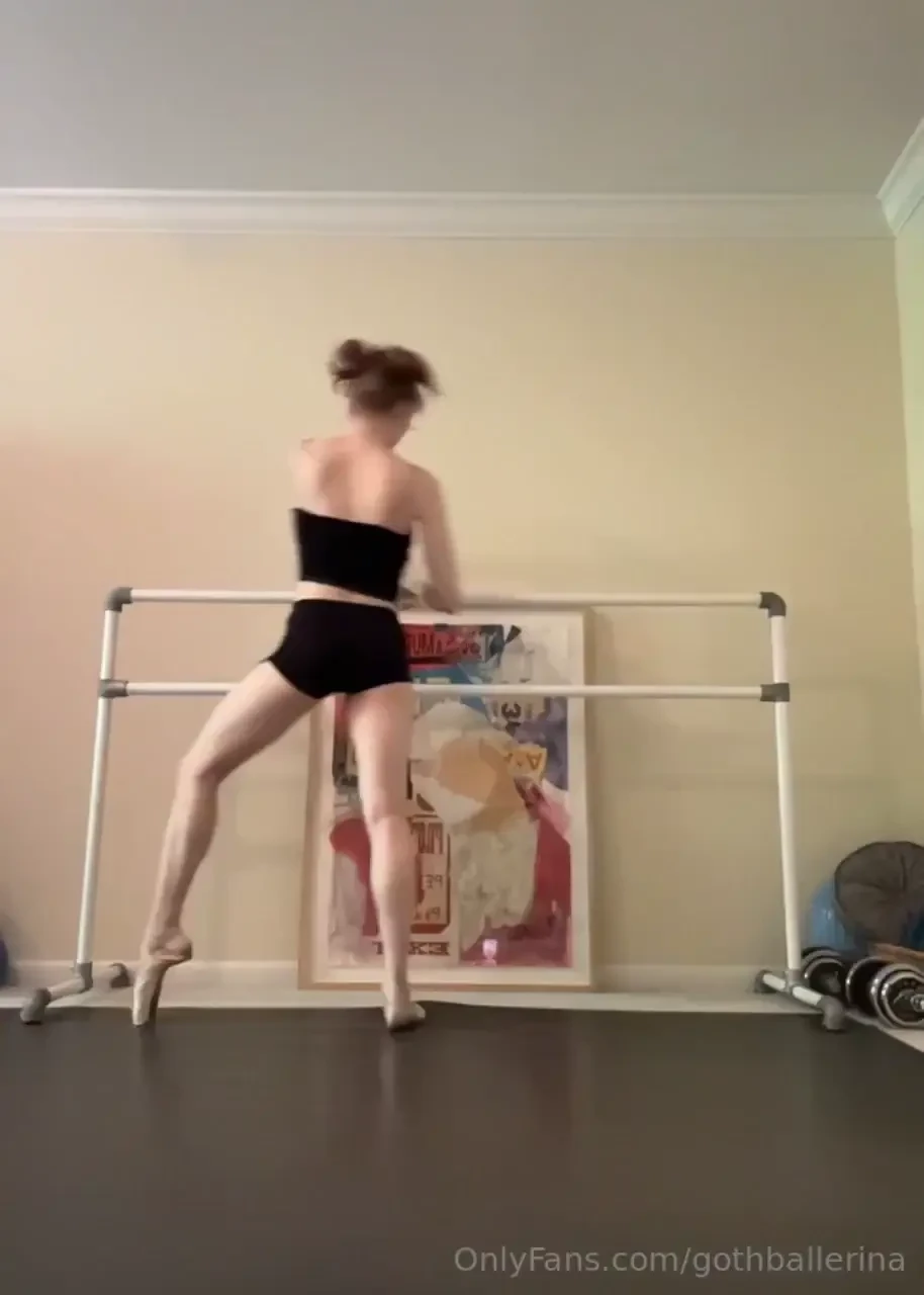 Having sooo much fun dancing for you press play to watch me move 