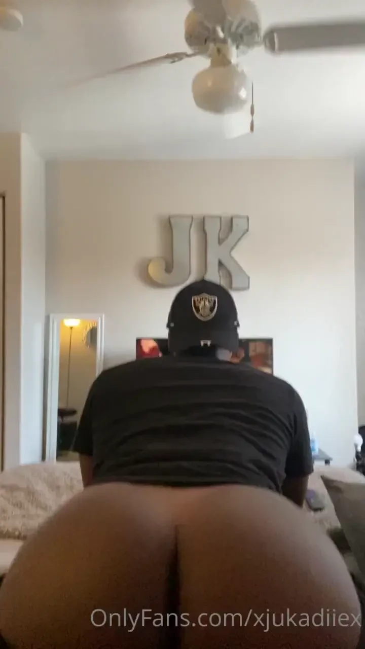 Anybody else watching p-valley i get distracted due to my short 