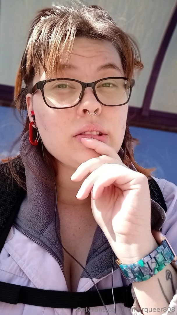 Hello kittens make sure to follow me on twitch i started streaming 