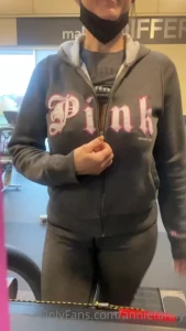Ever wanted to see what s under her sweatshirt at the gym keeping my