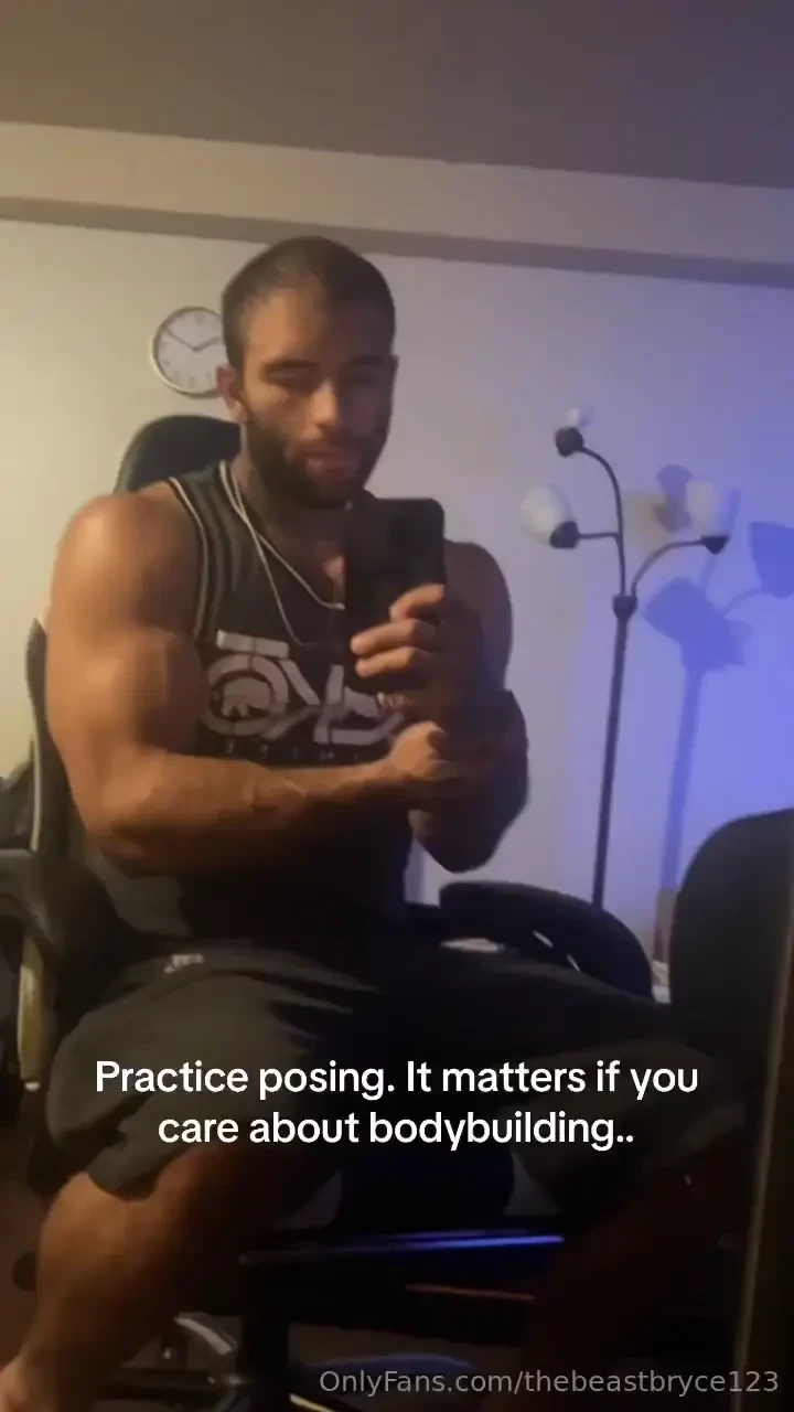 Even at the gym in between sets you should be flexing focusing on the 