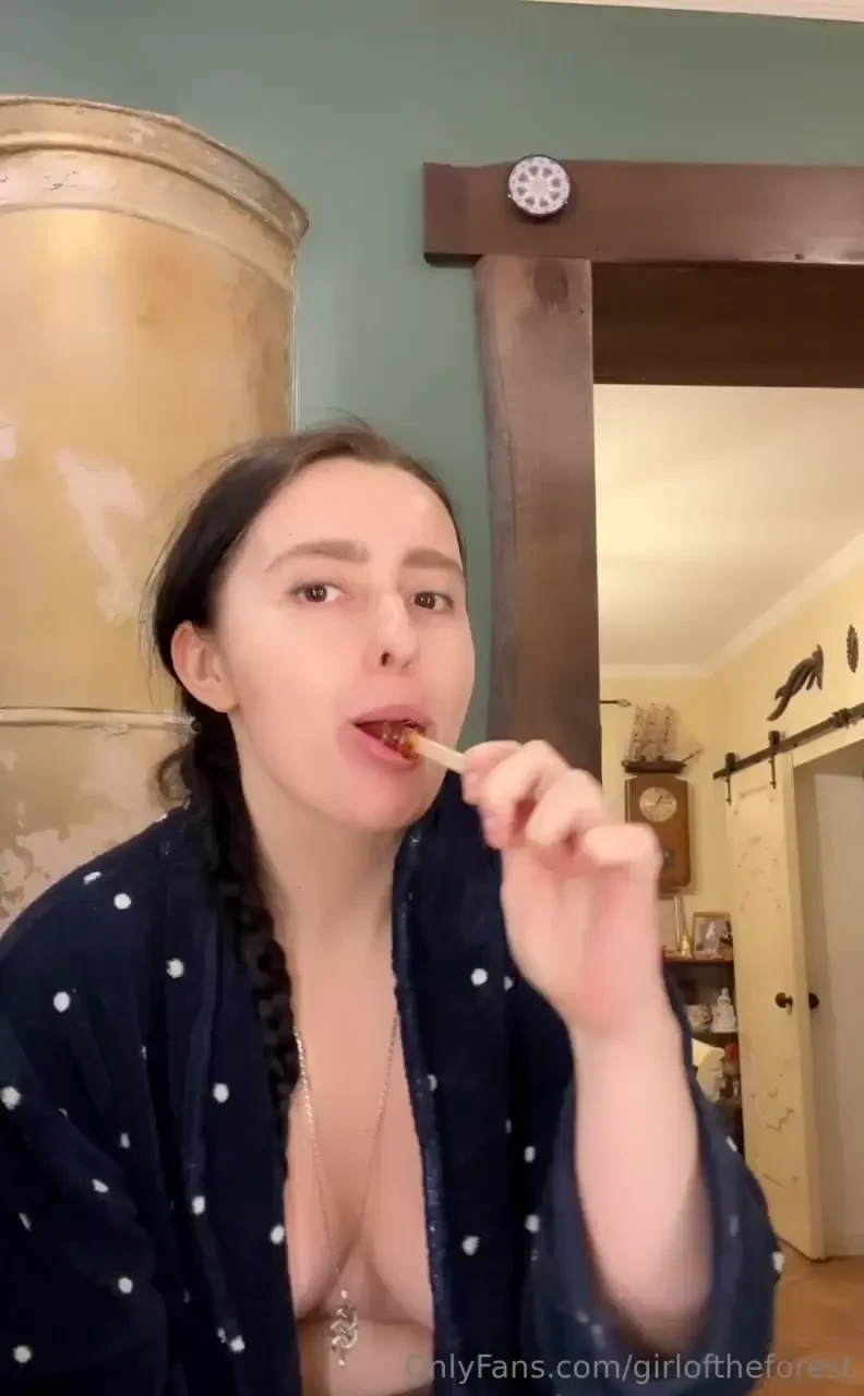 Watch me as i suck that juicy cock 