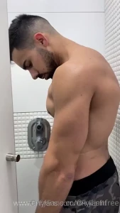 Mmm i was so horny at the gym shower muy caliente en las duchas del