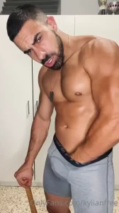 Hola te presento al bateador del equipo full striptease y gran final