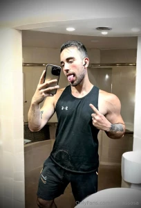 Ripped and horny 23 years old up or down i love sharing my sexuality part 39