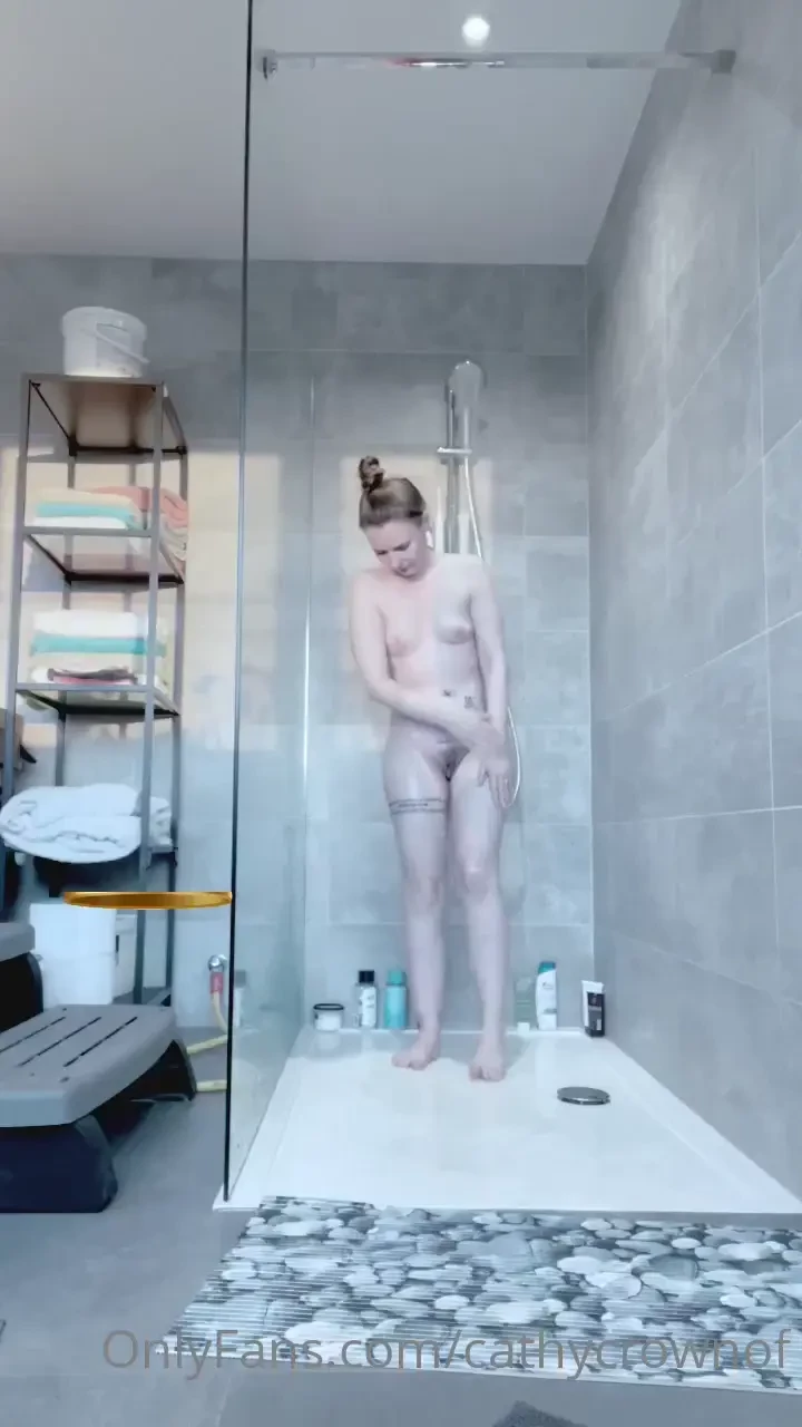 La veille du d part gentille dans la douche day before going to paris 