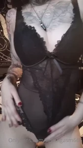 Shaking my lil ass for your eyes