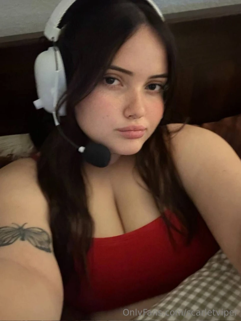 Gamer girl violet wants to 1v1 you in her dms her page is free access 