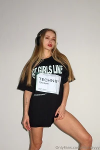 Hot girls like techno