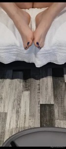 Who would like a footjob watch amp listen as i describe the perfect