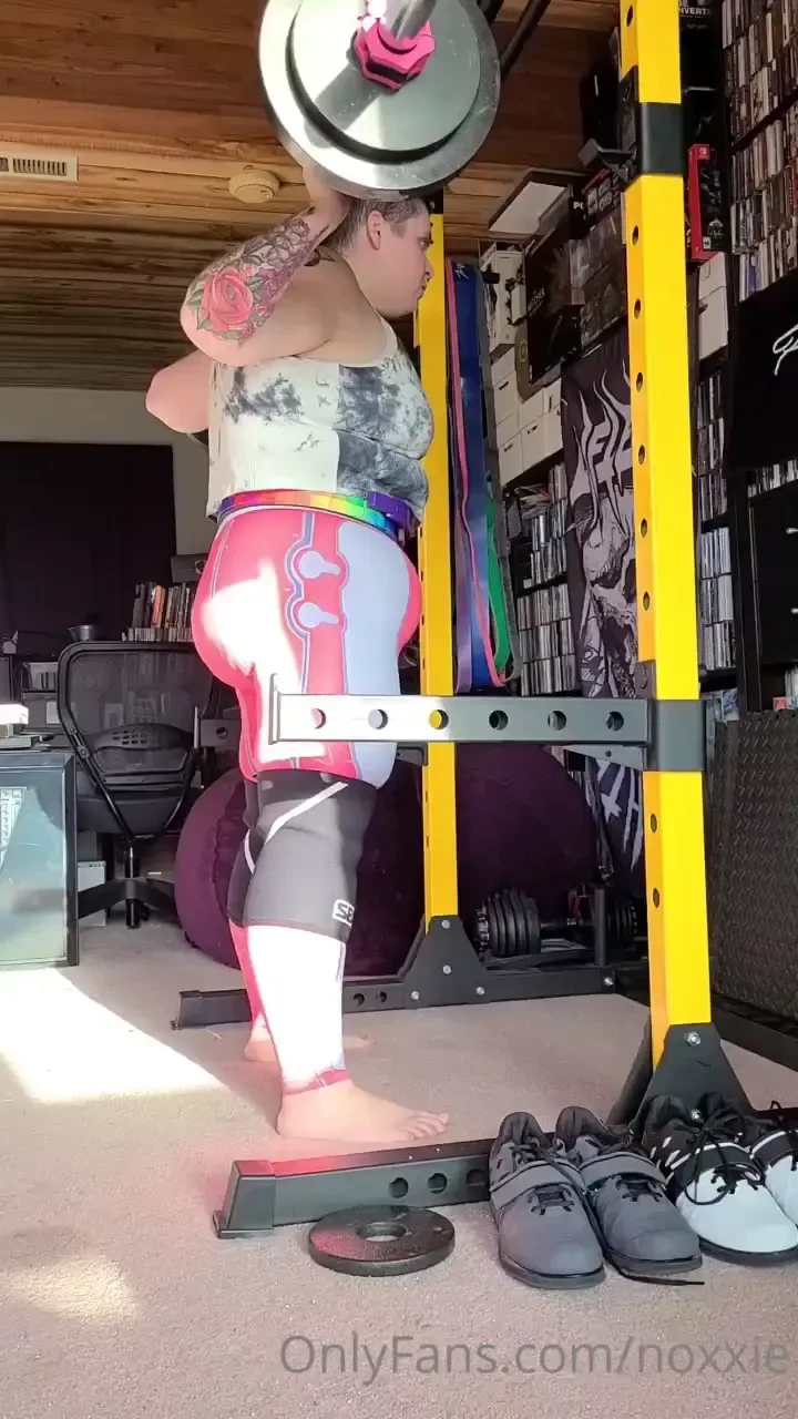 Did i tell ya i was a powerlifter this ass is fat and strong super 