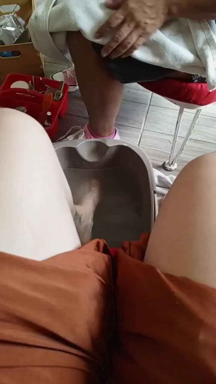 Haci ndome el pedicure para hacerle el footjob a mi papi rickangel 