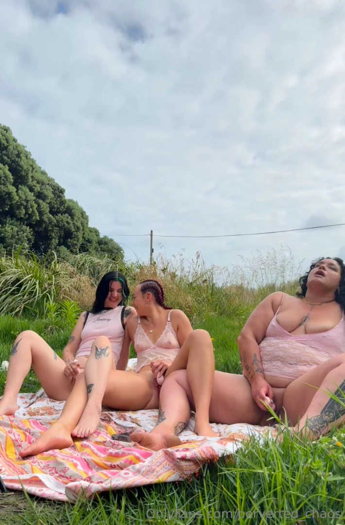 Want to know what 3 women warming themselves up at the beach looks 