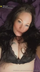 My pussy stays wet and tight for you wanna play dm me