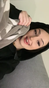 Estoy en el sofa calentita con mi manta me haces compa ia