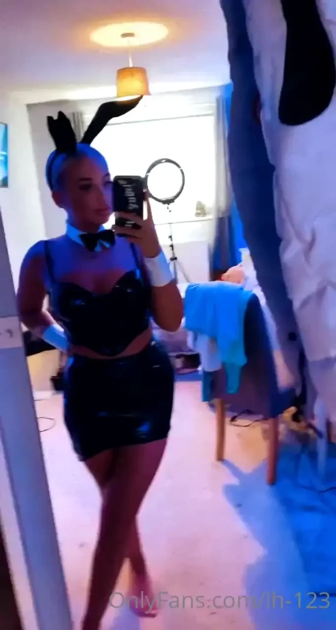 Sneak peak of my halloween outfit who likes the latex 