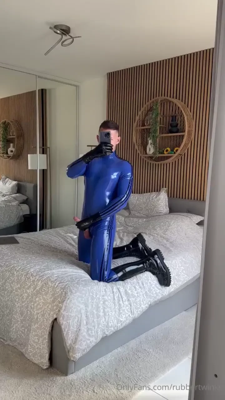 Quick jerking in my new blue latex catsuit 
