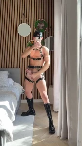 If i m cuming on the floor would you lick