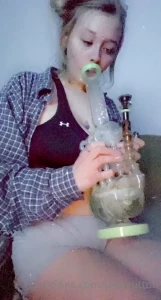 I feel sexy when im high im opening my dms message me for custom