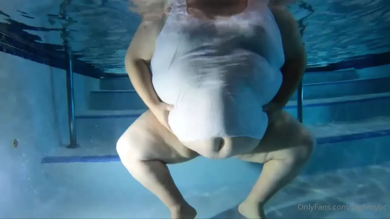 I wanna do naughty things in a pool want someone to fuck me deep 