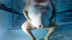 I wanna do naughty things in a pool want someone to fuck me deep
