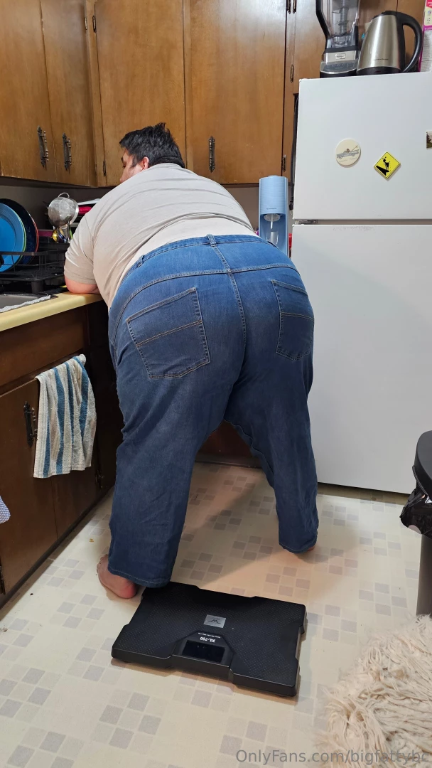 Double bellies are just so sexy to me and feels nice 