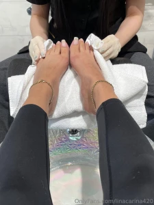 Bare nail moment between pedis