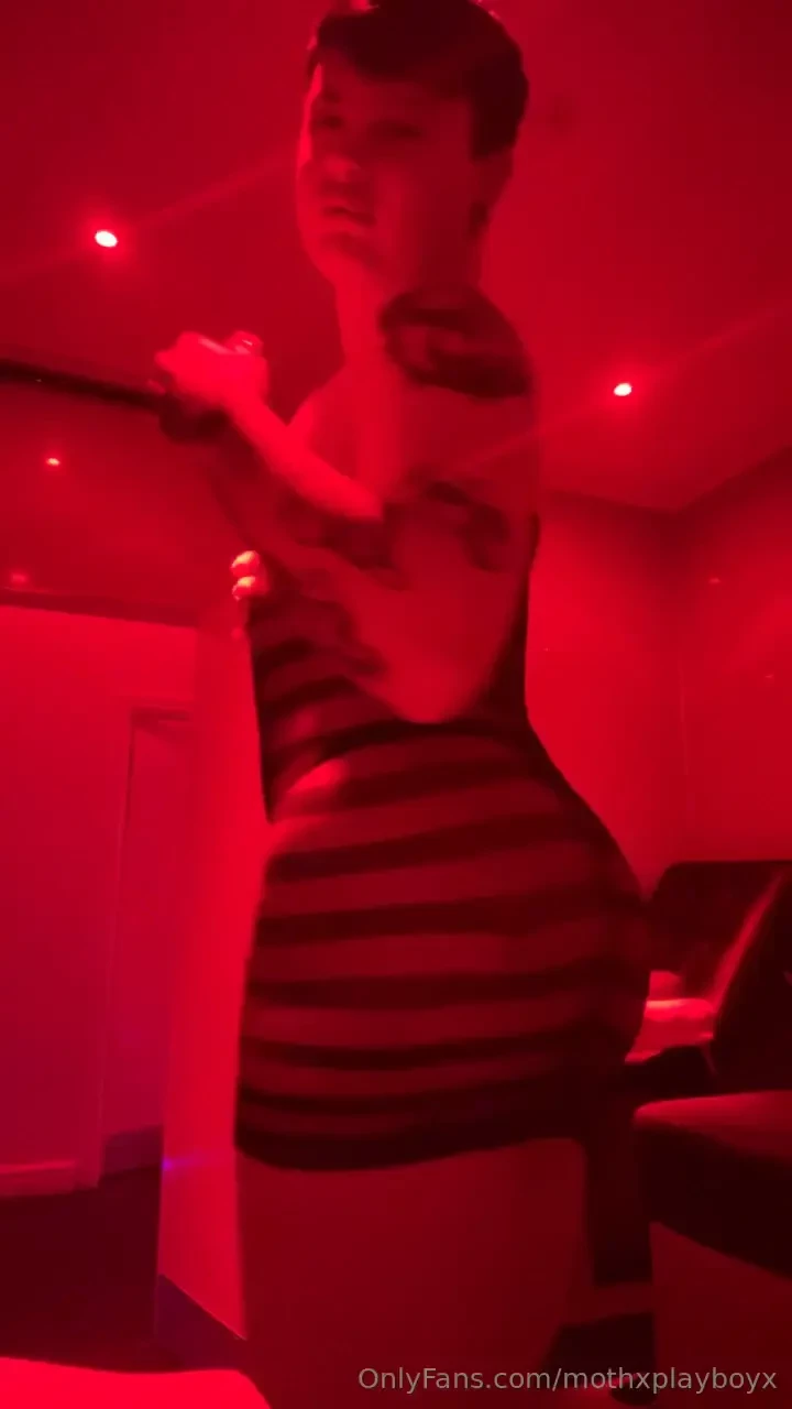 I love being a naughty slut i want to see lots of cock 