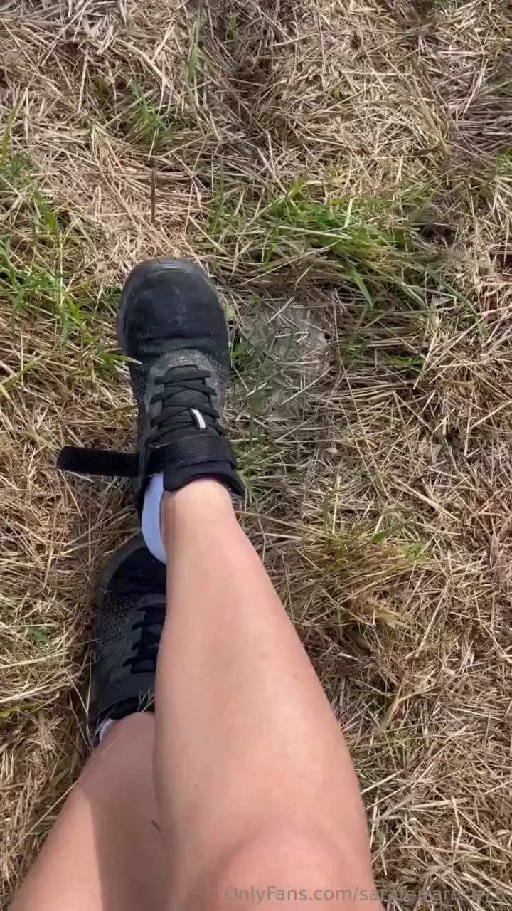 Buongiorno mio amato suddito i miei piedini soko tutti sudati vedi di 