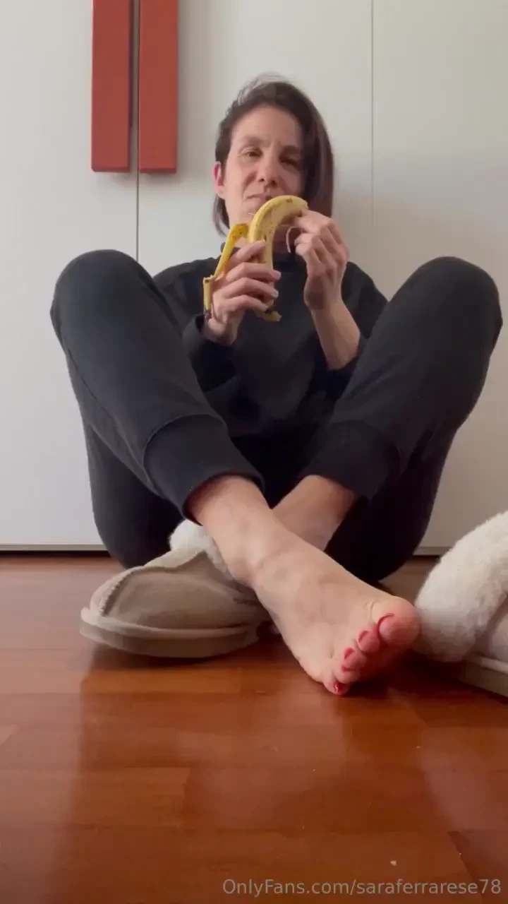 Adoro quando lecchi i miei splendidi piedini mentre io mangio la i 