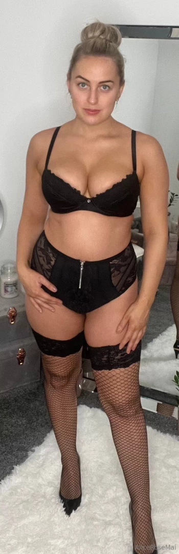 Happy new year i m live and naughty right now come join me xox 