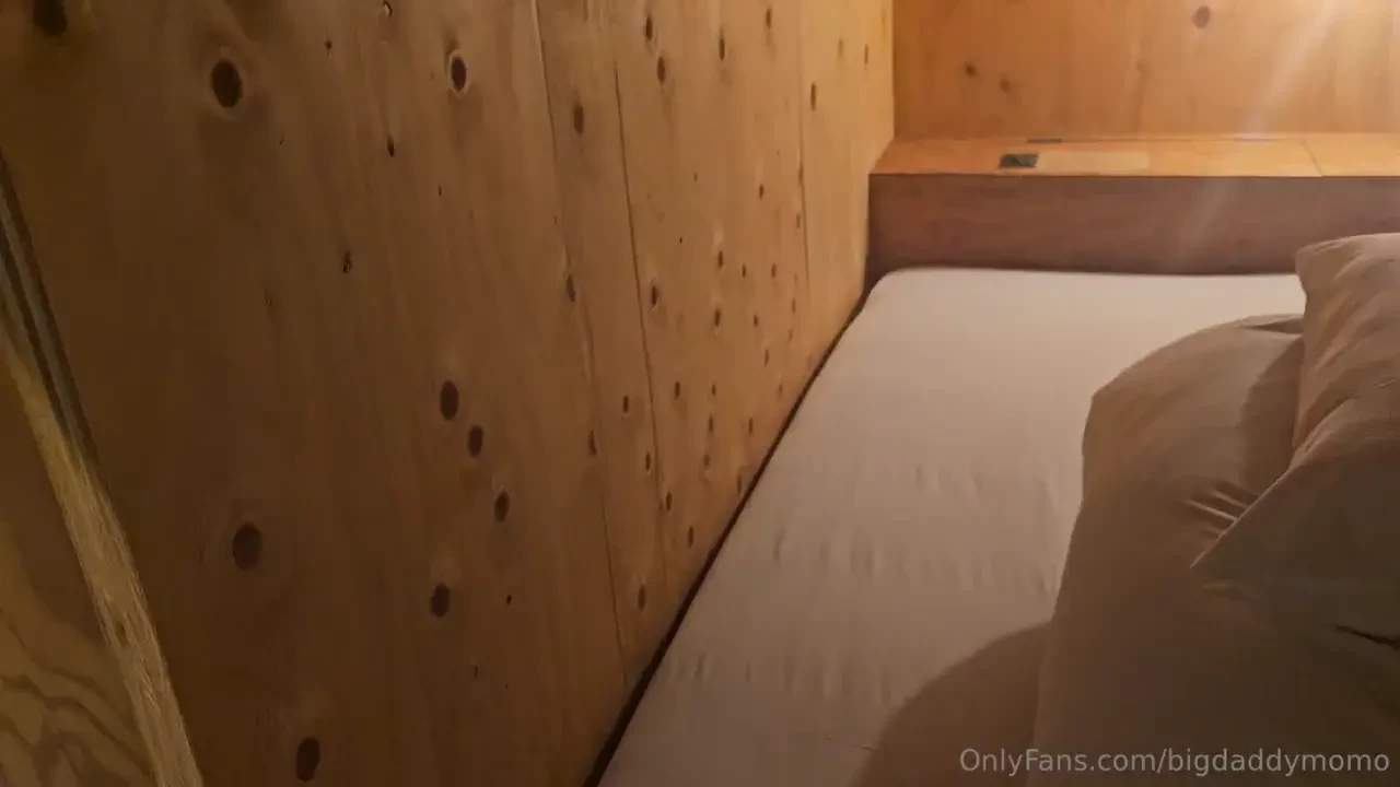 Hey everyone i m giving you an exclusive peek into my hostel room and 